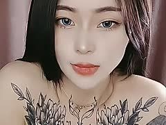 Asia Animationsgirl über Assistenz vonseiten Tattoos weiterhin dicken Brüsten