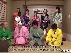 Die asiatischen Mädels schlecken eine Zierleiste