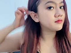 Molliges Asiagirl zeigt sich vor welcher Webcam